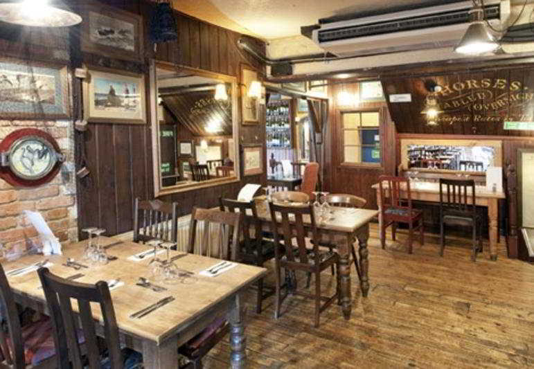 Antelope By Greene King Inns พูล ร้านอาหาร รูปภาพ